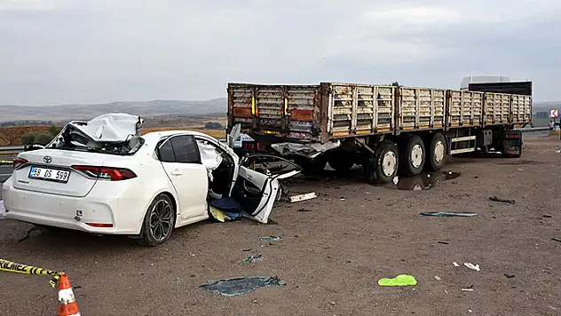 Kırıkkale'de tıra çarpan otomobilin sürücüsü öldü, eşi yaralandı
