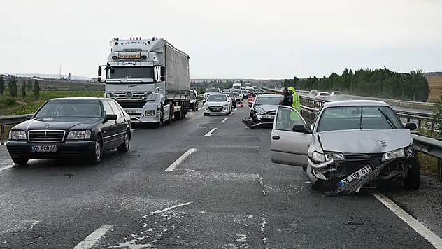 Kırıkkale'de yağmur kazaya davetiye çıkardı: 3 araç çarpıştı, 4 yaralı

