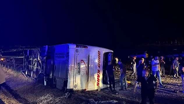 Kırıkkale'de yolcu otobüsü şarampole devrildi: 40 yaralı