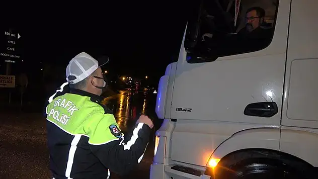 Kırıkkale-Kayseri karayolunda sis ve kar engeli: Tırlar Konya yolundan gönderildi
