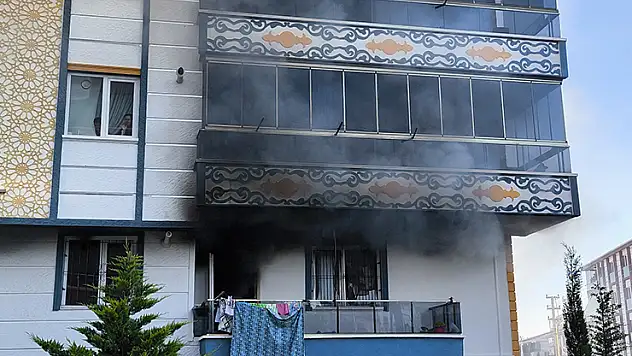 Kırıkkale'de 3 katlı apartmanda çıkan yangında 8 kişi dumandan etkilendi