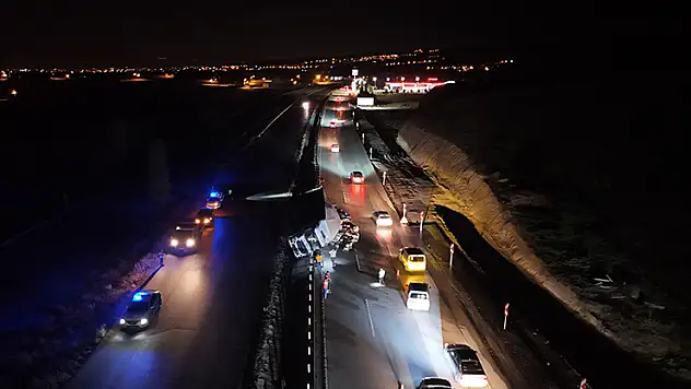 Kırıkkale'de alkol yüklü tır devrildi