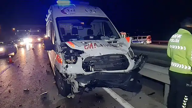 Kırıkkale'de ambulans ve iki otomobil çarpıştı 1 ölü, 5 yaralı

