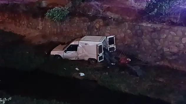 Kırıkkale'de hafif ticari araç KGYS trafosuna çarpıp, dereye düştü
