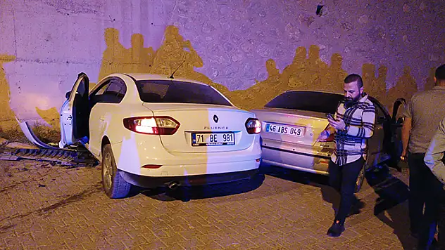 Kırıkkale'de iki otomobil kafa kafaya çarpıştı 2 yaralı
