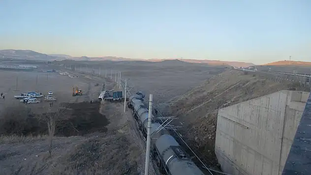 Kırıkkale'de raylara üzerine yıkılan istinat duvarına çarpan tren raydan çıktı
