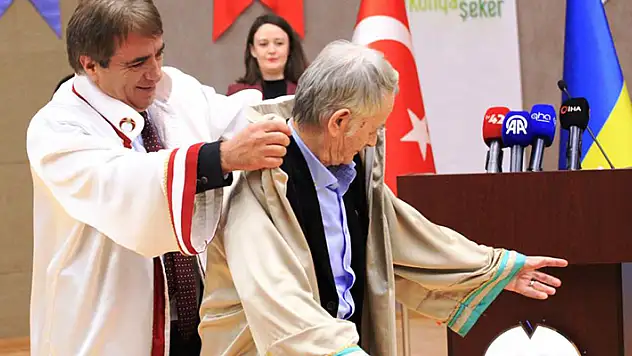 Kırım Tatar Halkının Milli Lideri Kırımoğlu'na Konya'da fahri doktora verildi
