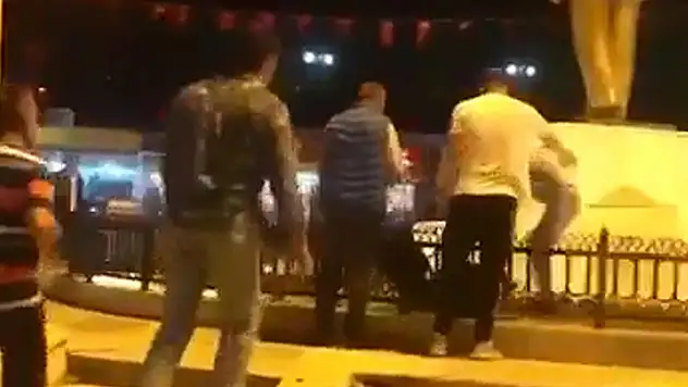 Kırklareli'de Atatürk heykeline taşlı saldırıda bulunan kadın gözaltına alındı

