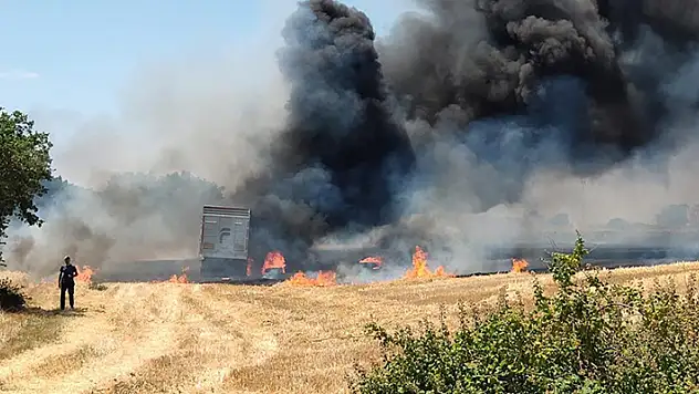 Kırklareli'nde buğday yüklü tırda çıkan yangın anızlık alana sıçradı

