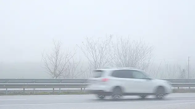 Kırklareli'nde yoğun sis trafikte görüş mesafesini olumsuz etkiliyor
