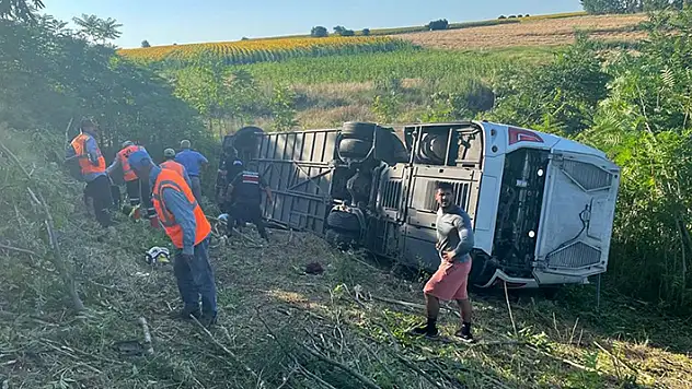 Kırklareli'nde yolcu otobüsünün devrilmesi sonucu biri çocuk 6 kişi öldü, 25 kişi yaralandı
