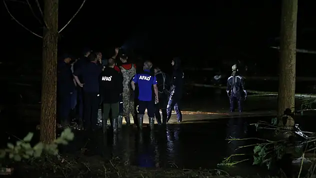 Kırklareli'ndeki selde kaybolan 4 kişiyi arama kurtarma çalışmaları sürüyor
