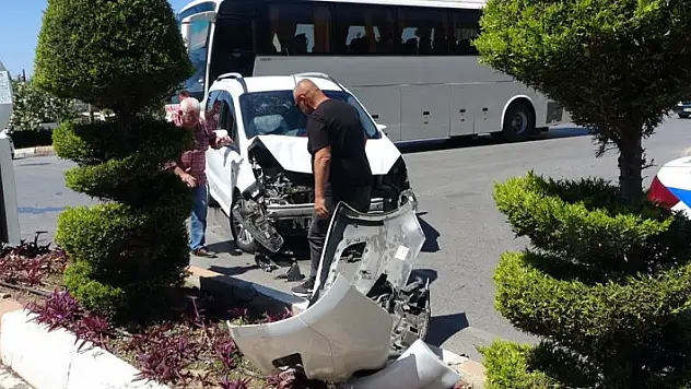 Kırmızı ışık ihlali kaza yaptırdı, ihlal yapan araç sürücüsü yaralandı
