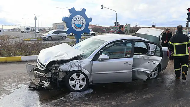Kırmızı ışık ihlali kazaya neden oldu: 1'i çocuk 3 yaralı