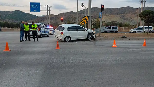 Kırmızı ışık ihlali trafik kazasına neden oldu, 2'si çocuk 4 kişi yaralandı

