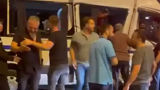 Kırmızı ışık ihlali yapan kamyonet işçi servisine çarptı: 8 yaralı
