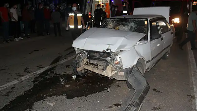 Kırmızı ışıkta bekleyen cipe otomobil çarptı: 2 yaralı