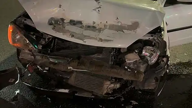 Aksaray'da kırmızı ışıkta bekleyen otomobile arkadan çarptı: 1 yaralı
