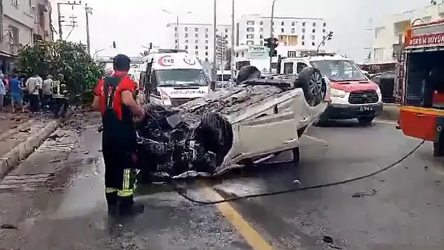 Kırmızı ışıkta geçen otomobil, yayalara ve ağaca çarptı: 1 ölü, 3 yaralı
