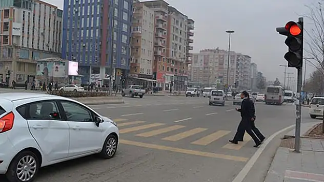Kırmızı ışıkta geçen sürücü tazminat ödeyecek