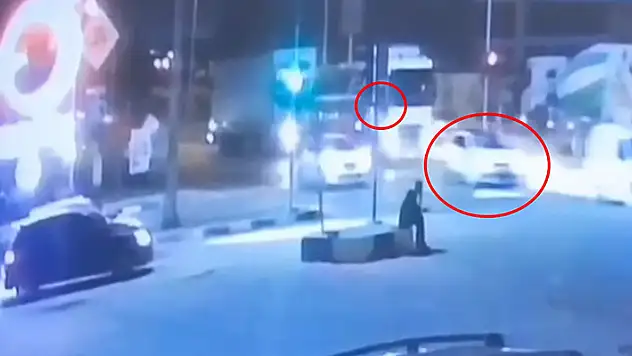 Kırmızı ışıkta geçen yaya, otomobilin çarpmasıyla öldü kaza kamerada

