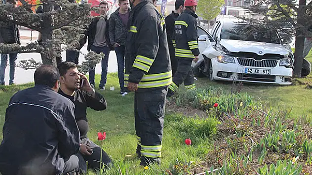 Kırmızı ışıkta sızan sürücü kendisini uyandıran polisi görüp kaçınca direğe çarptı
