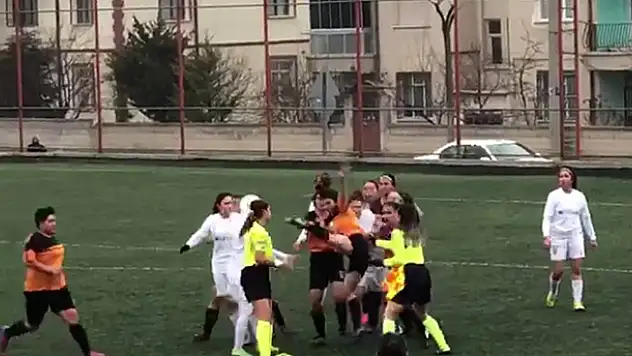 Kırmızı kart gören kadın futbolcu kadın hakeme saldırdı