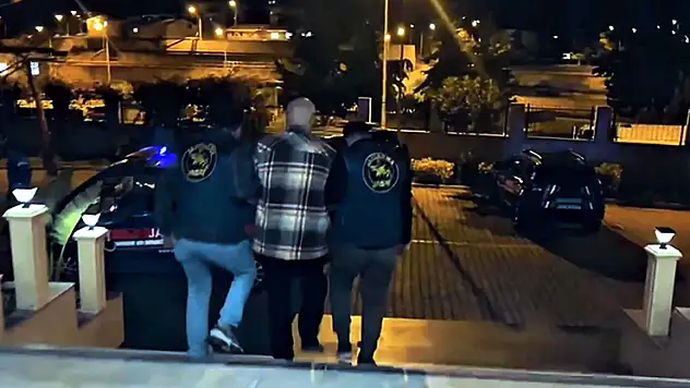 Kırmızı ve yeşil bültenle aranan 2 suçlu Türkiye'de yakalandı
