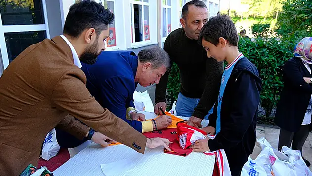 Kırsal mahalledeki okulları ziyaret eden Tanju Çolak'a öğrencilerden yoğun ilgi