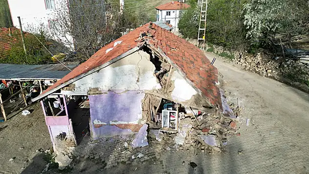 Kırsaldaki toprak yapılar depremin büyüklüğüne bakmaksızın yıkılıyor
