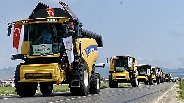 Kırşehir'de biçerdöverler davul zurna eşliğinde hasat için uğurlandı