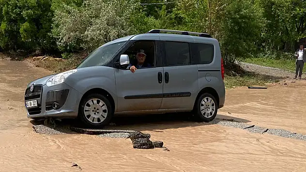 Kırşehir'de sağanak etkili oldu!  Cadde ve sokaklar göle döndü

