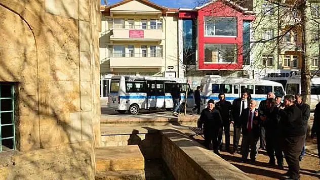 Kırşehir Valisi Şentürk, cami ve kümbet ziyaret etti