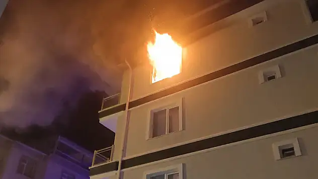 Kırşehir'de 4 katlı binada çıkan yangında 3 kişi dumandan etkilendi