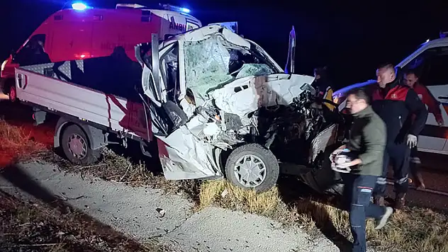 Kırşehir'de kamyonet kamyona çarptı: 2 ölü, 3 yaralı

