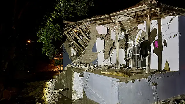 Kırşehir'de sel nedeniyle 1 ev çöktü, hasar gören 3 ev boşaltıldı