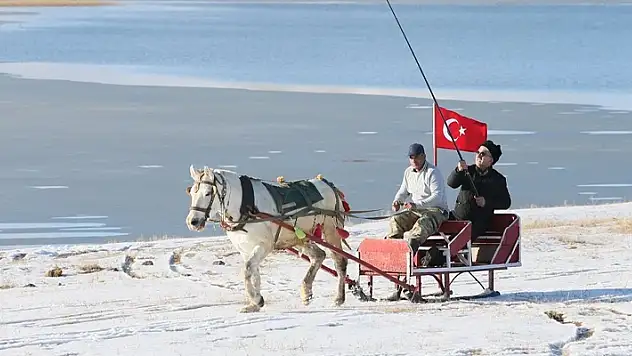 Kış aylarının en renkli görüntülerinin geldiği adres... Çıldır dondu!
