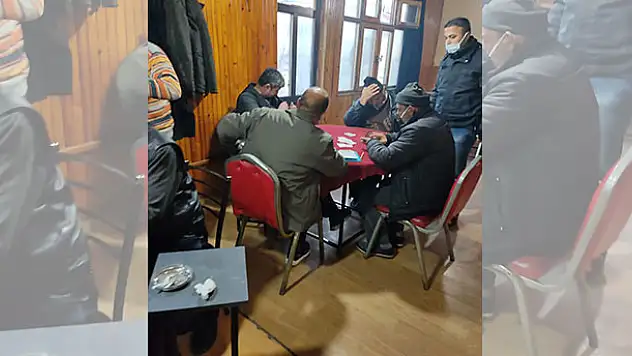 Kısıtlamada ceza yememek için çatıya saklandılar
