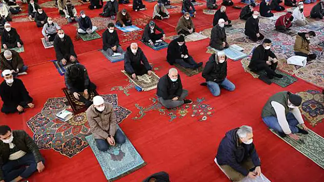 Kısıtlamada cuma namazına gidilebilecek