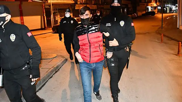Kısıtlamaya uymayan gençler: Zeki Müren de izleyecek mi?
