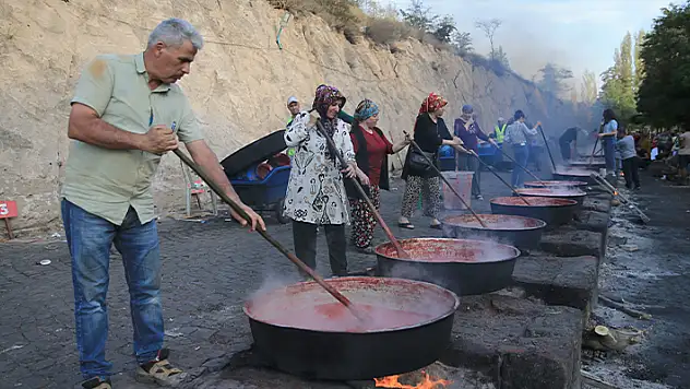 Kışlık salçaların kaynatıldığı kazanlar birlik ve beraberliği pekiştiriyor

