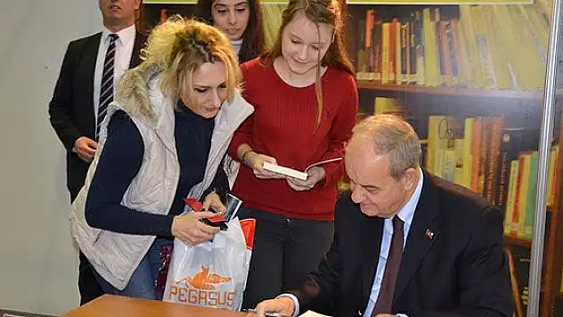 Kitap Fuarı'nda Başbuğ izdihamı