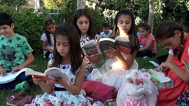 Kitap okumak için her gün parkta buluşuyorlar
