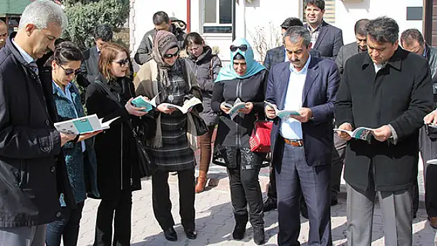 Kitap okumak için yürüyüş yaptılar