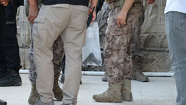 Kız arkadaşını evinde bulamayınca polise direndi, tabanca ile kendisini vurdu
