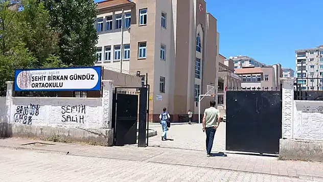 Kız öğrenci okul önünde bıçaklandı
