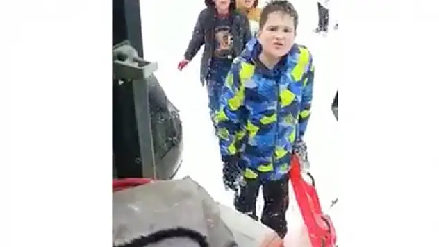 Kızakla kayan çocuklardan yolu temizlemeye gelen iş makinesi operatöründen iç ısıtan talep: Yapmasan olmaz mı?
