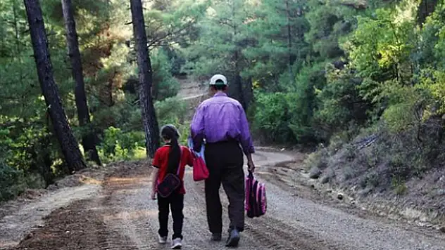 Kızı okula daha rahat gidebilsin diye 20 bin lira borçla 4 kilometrelik yol yapan baba