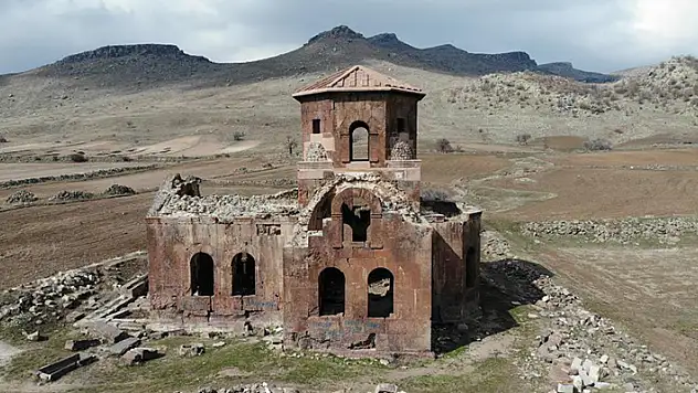 Kızıl Kilise bin 500 yıllık tarihi ile ziyaretçilerini cezbediyor
