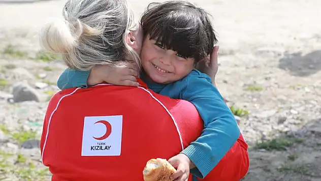Kızılay deprem bölgesindeki 532 çocuğa destek sağlıyor
